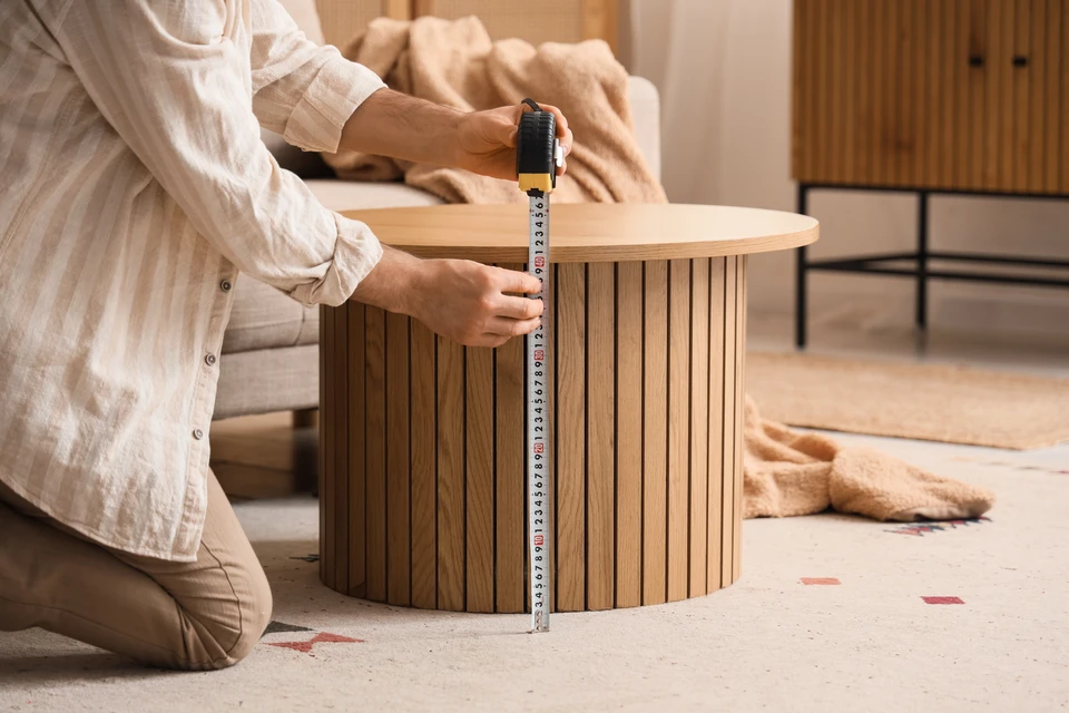 Atelier de menuiserie intérieur avec artisan en équipement de sécurité travaillant sur établi