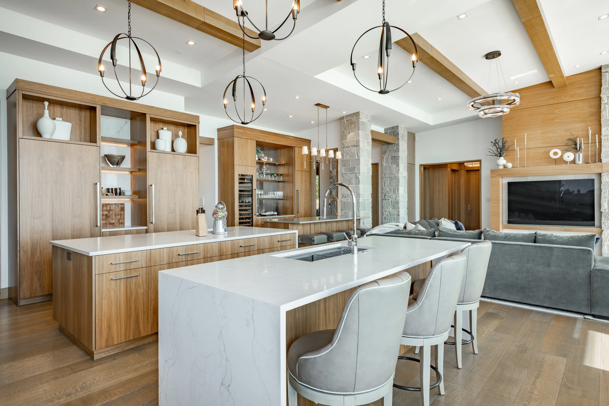 Atelier de menuiserie intérieur avec artisan travaillant sur scie à ruban, guidant planche de bois brut avec la main