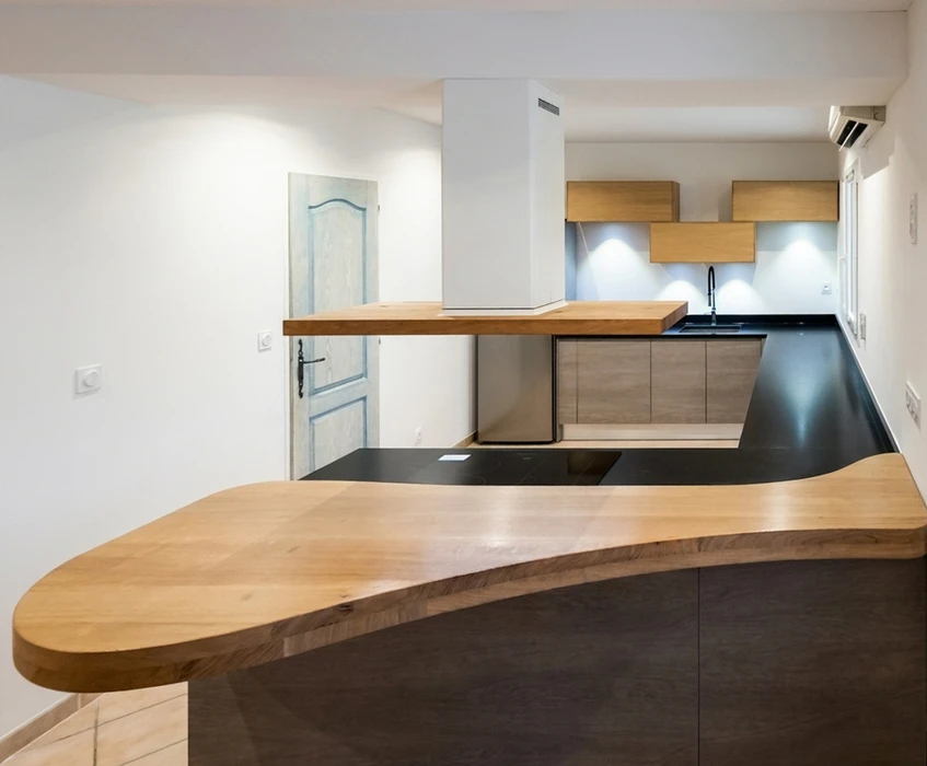 Salle de bain moderne avec double vasque encastrée dans plan de travail en pierre naturelle blanche veinée