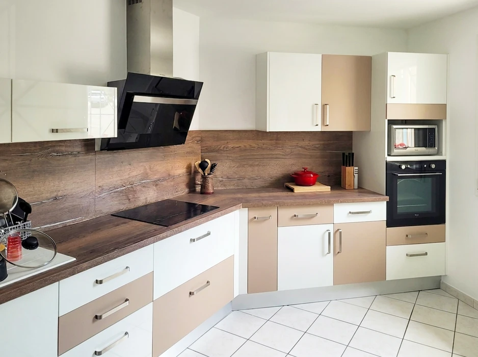 Cuisine moderne avec mobilier en bois naturel et électroménager intégré