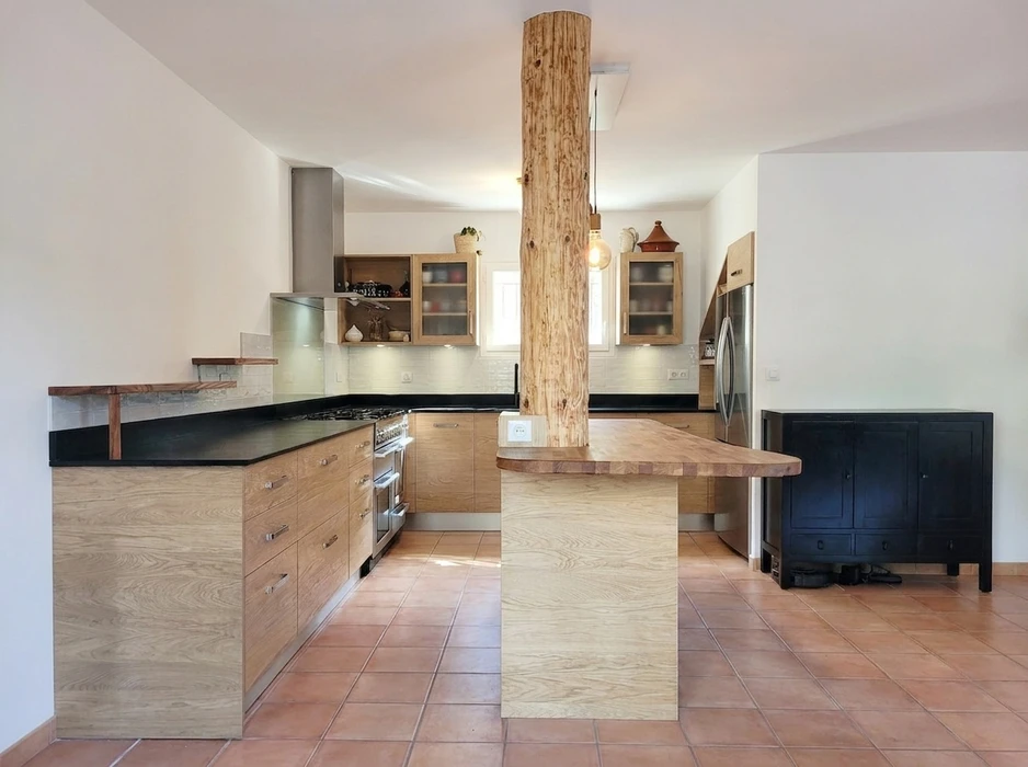 Salle de bain moderne avec meuble vasque suspendu gris anthracite à façades rainurées, vasque à poser blanche rectangulaire, robinetterie noire mate