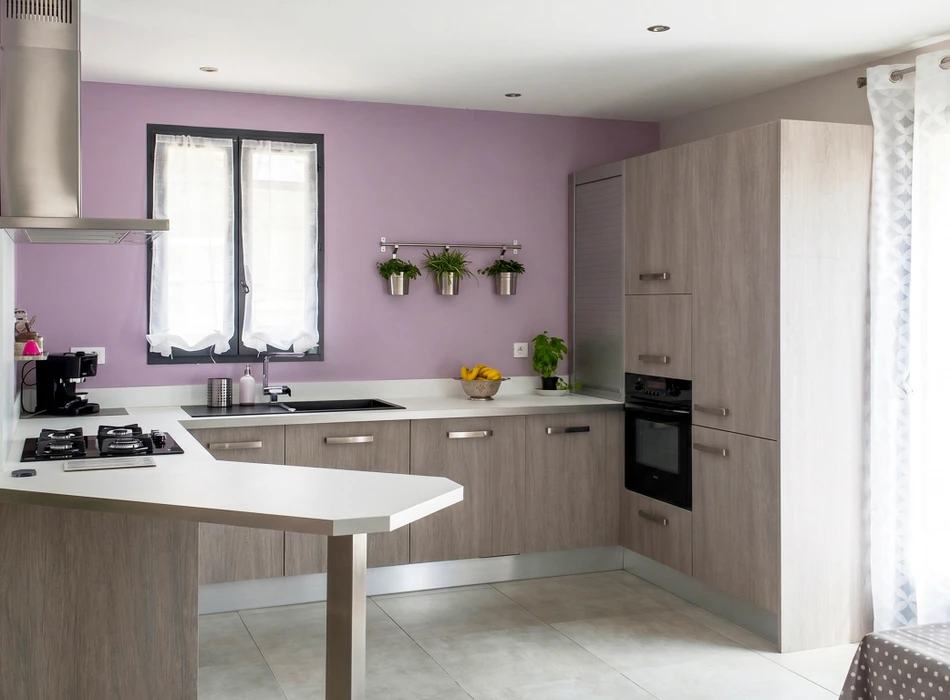 Cuisine moderne minimaliste avec façades blanches sans poignées et plan de travail en bois